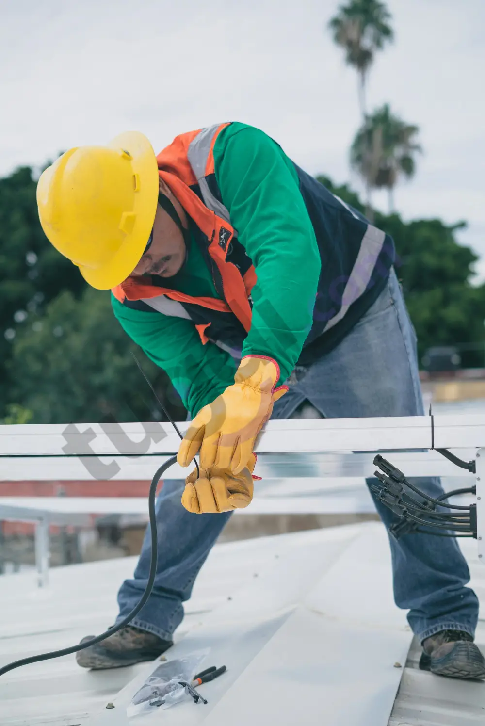 HELP WANTED / Electrician 